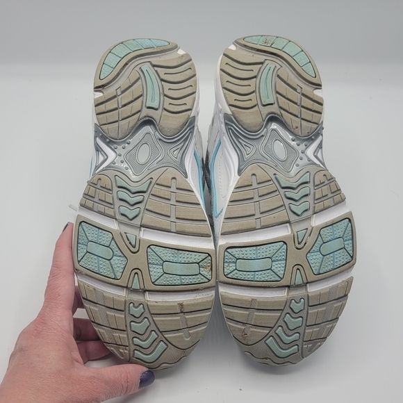 Vionic Walker Classic with Arch Support size 6 - Picture 7 of 16